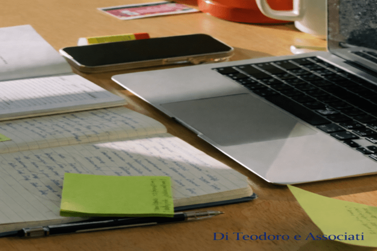 Documentazione TCF: quaderno e laptop su scrivania di lavoro